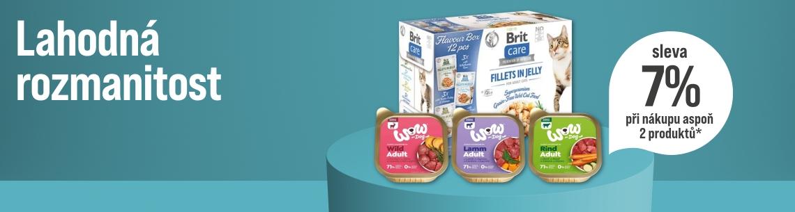 Sleva 7% při nákupu aspoň 2 produktů Banner s krmivem pro domácí mazlíčky. Na obrázku je krabice kočičího krmiva Brit Care a tři vaničky psího krmiva Wow Dog. Vlevo je nápis „Lahodná rozmanitost“ a v bílém kruhu akce „sleva 7% při nákupu aspoň 2 produktů“.