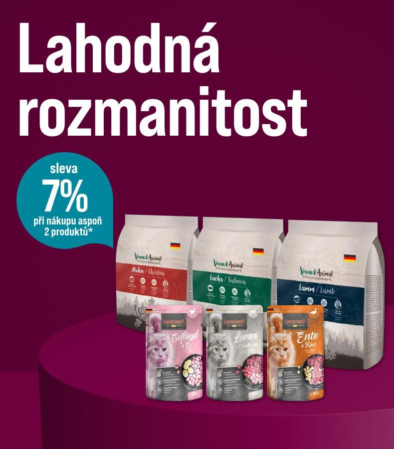Sleva 7 % na kombinovaná balení Různé pamlsky pro psy a konzervy pro kočky jsou vystavené na tyrkysovém pozadí. Vlevo je reklamní text o 7% slevě při koupi alespoň dvou produktů.