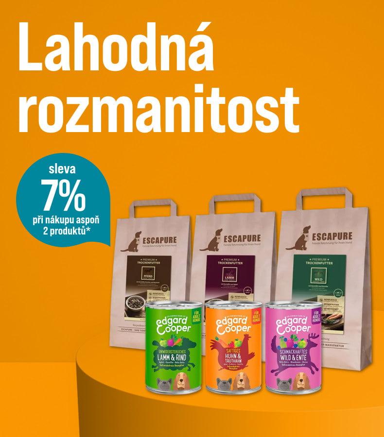 Sleva 7 % na kombinovaná balení Různé pamlsky pro psy a konzervy pro kočky jsou vystavené na tyrkysovém pozadí. Vlevo je reklamní text o 7% slevě při koupi alespoň dvou produktů.