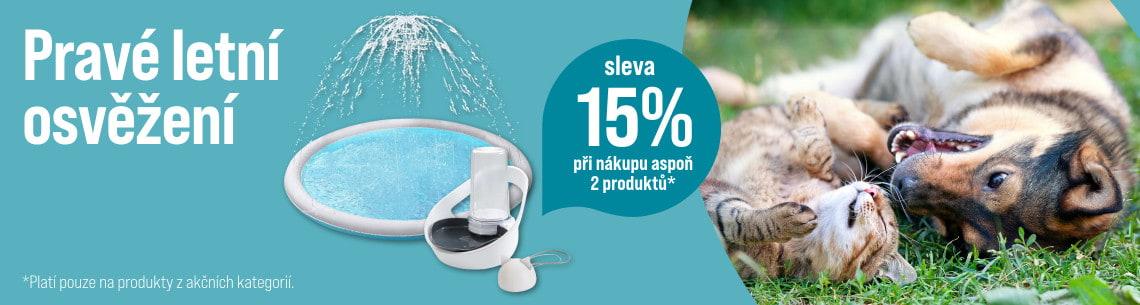 Sleva 15 % na vybrané produkty Letní propagační banner s produkty pro osvěžení mazlíčků a informací o 15% slevě při koupi dvou produktů.