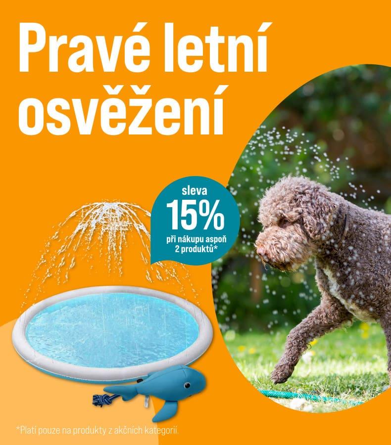 Sleva 15 % na vybrané produkty Letní propagační banner s produkty pro vodní zábavu mazlíčků a informací o 15% slevě při koupi dvou produktů.
