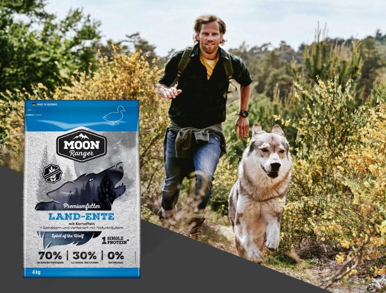 MOON Ranger pro psy Banner s osobou běžící po stezce spolu se psem a balením krmiva Moon Ranger.