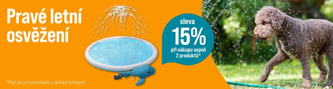 Sleva 15 % na vybrané produkty Letní propagační banner s produkty pro vodní zábavu mazlíčků a informací o 15% slevě při koupi dvou produktů.