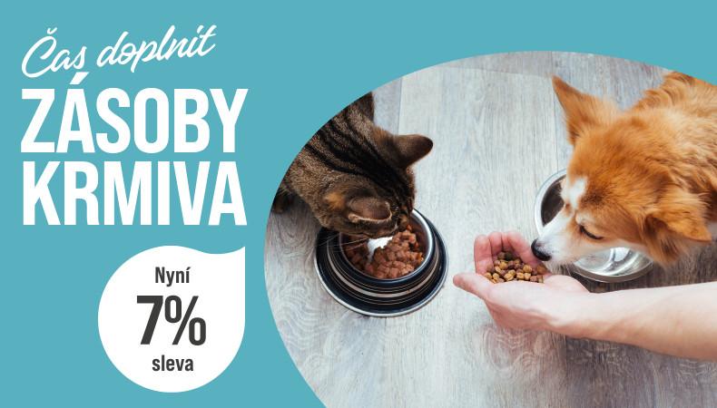 Sleva 7% na krmiva Pes a kočka jedí z misek, vedle je ruka s krmivem. Vlevo je tyrkysový reklamní text.