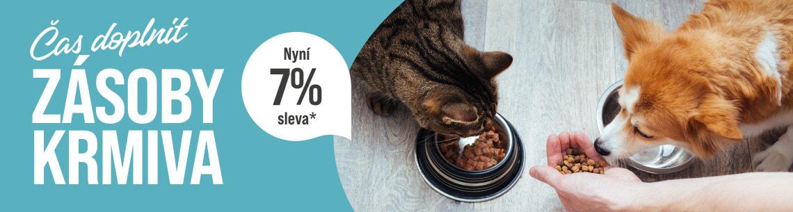 Sleva 7% na krmiva Pes a kočka jedí z misek, vedle je ruka s krmivem. Vlevo je tyrkysový reklamní text.
