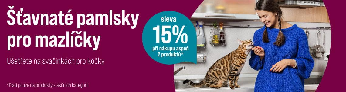 15% sleva na pamlsky Osoba krmí kočku v kuchyni; na obrázku je také fialový pruh s textem o slevě na pamlsky.