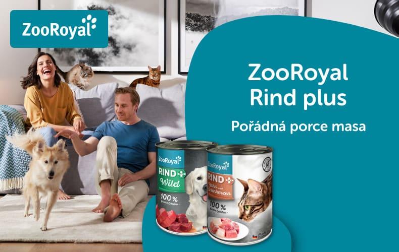 ZooRoyal Rind plus Banner se dvěma domácími mazlíčky v obývacím pokoji a konzervami krmiva ZooRoyal Rind plus.