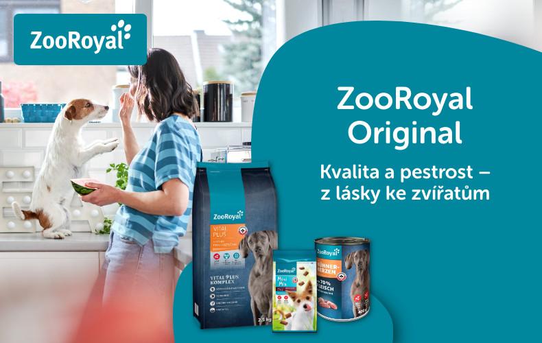 ZooRoyal Original krmivo pro psy Banner se psem žadonícím o pamlsek v kuchyni vedle balení krmiva ZooRoyal Original.