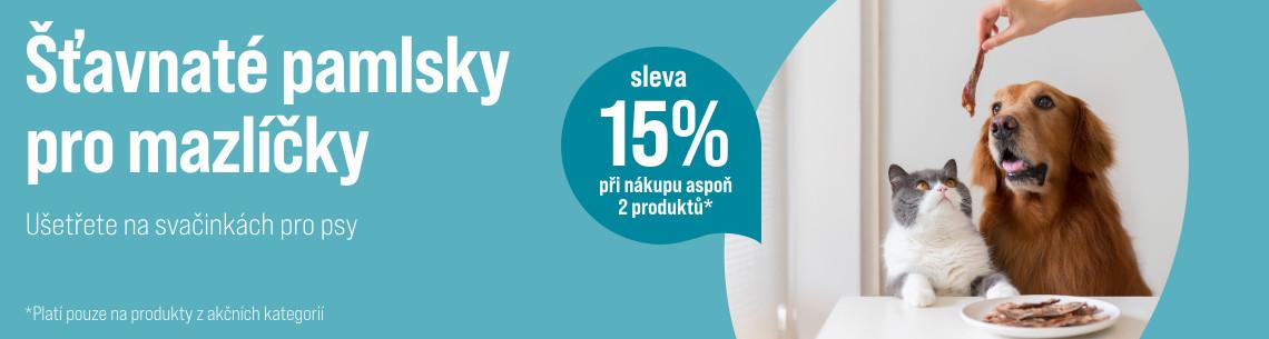 15% sleva na pamlsky Kočka a pes sedí u stolu a sledují pamlsek, který člověk drží nad nimi; vlevo je tyrkysový pruh s textem o slevě na pamlsky.