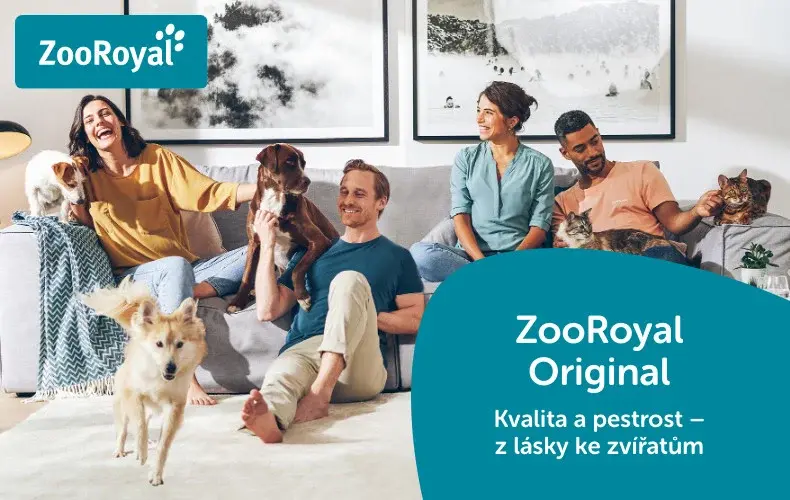 ZooRoyal Original Banner se skupinou lidí sedících na pohovce s domácími mazlíčky v obývacím pokoji.