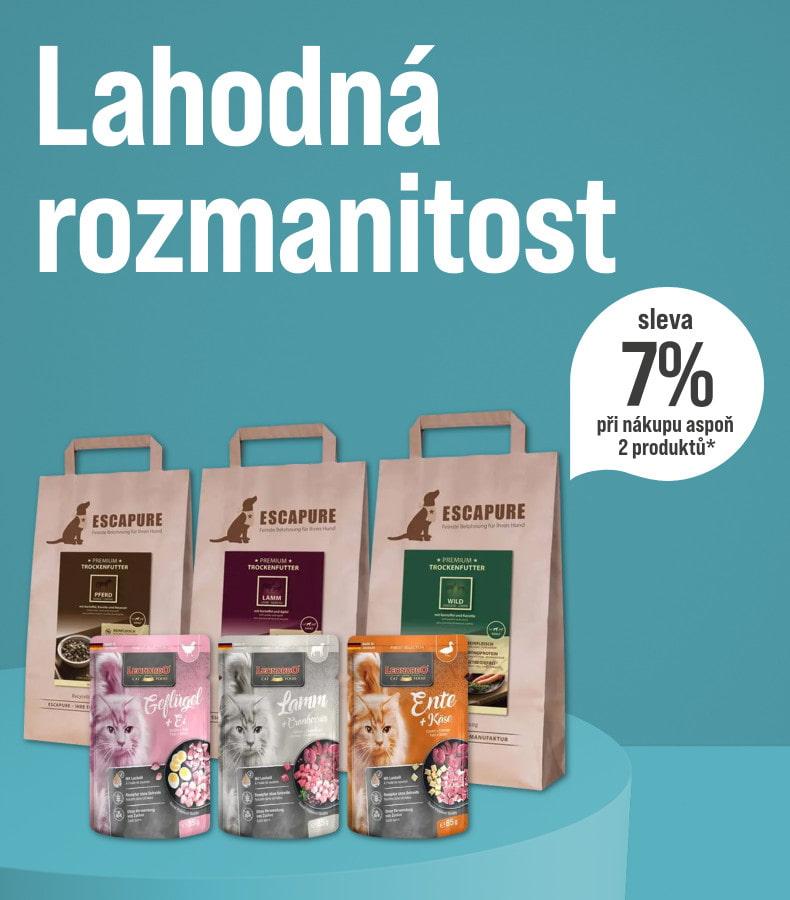 Sleva 7 % na kombinovaná balení Různé pamlsky pro psy a konzervy pro kočky jsou vystavené na tyrkysovém pozadí. Vlevo je reklamní text o 7% slevě při koupi alespoň dvou produktů.