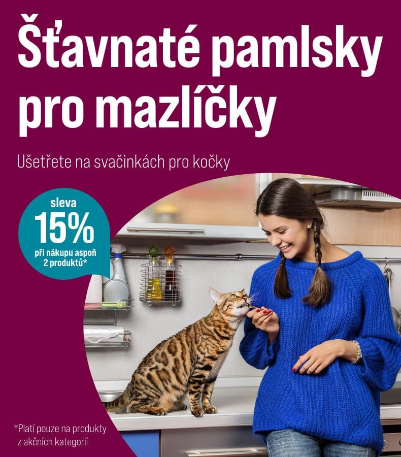 15% sleva na pamlsky Osoba krmí kočku v kuchyni; na obrázku je také fialový pruh s textem o slevě na pamlsky.