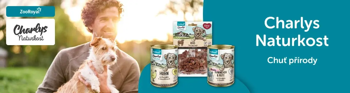 ZooRoyal Charlys Naturkost pro psy Banner ZooRoyal s osobou držící malého psa a zobrazenými produkty Charlys Naturkost.