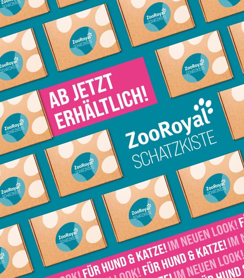 ZooRoyal Sommer Schatzkiste HuK "Jetzt erhältlich" Aktionsbanner für ZooRoyal Sommer Schatzkiste HuK Verkauf. Mittig pinker Kasten mit Schriftzug „AB JETZT ERHÄLTLICH!“; links großes Logo „ZooRoyal Schatzkiste“; Hintergrund mit wiederholten Schatzkisten-Kartons mit ZooRoyal Logo; unten Hinweis „für Hund & Katze im neuen Look“; Hinweis: Aktionsprodukte für Hunde und Katzen ab sofort verfügbar.