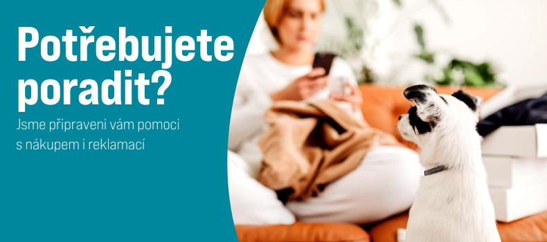 Potřebujete poradit? Malý pes sedí v bytě a dívá se na osobu s mobilem. Vlevo je text o zákaznické podpoře.
