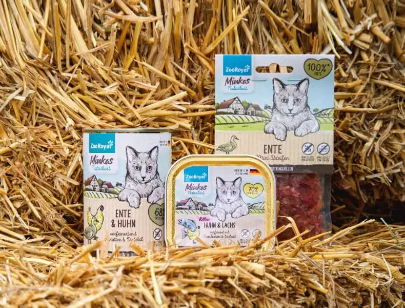 Minkas Naturkost - koncept pro kočky Banner s produkty ZooRoyal Minkas Naturkost pro kočky vystavenými na slámě.