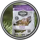 Moon Ranger - granule pro psy (bublina) Banner s balením krmiva Moon Ranger Rind umístěným venku v trávě.
