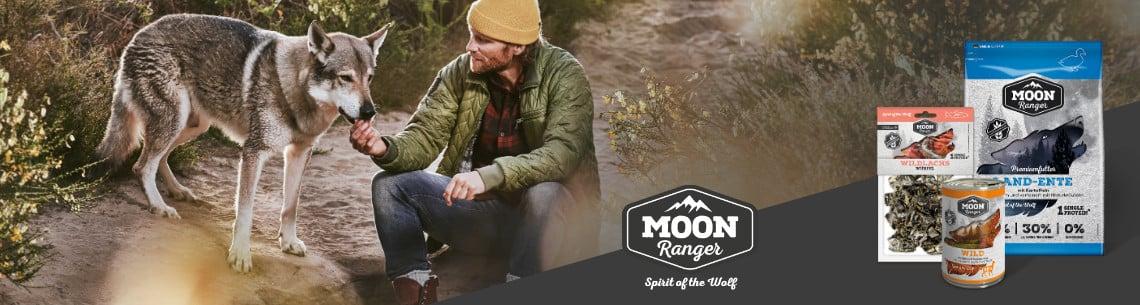 MOON Ranger pro psy Banner s osobou krmící psa a sadou produktů MOON Ranger pro psy.