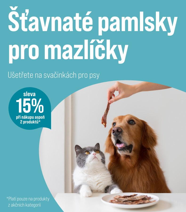 15% sleva na pamlsky Kočka a pes sedí u stolu a sledují pamlsek, který člověk drží nad nimi; vlevo je tyrkysový pruh s textem o slevě na pamlsky.