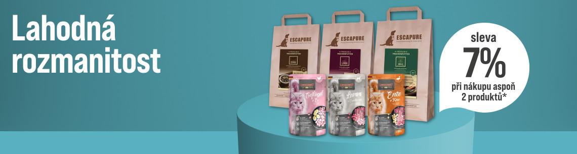 Sleva 7 % na kombinovaná balení Různé pamlsky pro psy a konzervy pro kočky jsou vystavené na tyrkysovém pozadí. Vlevo je reklamní text o 7% slevě při koupi alespoň dvou produktů.