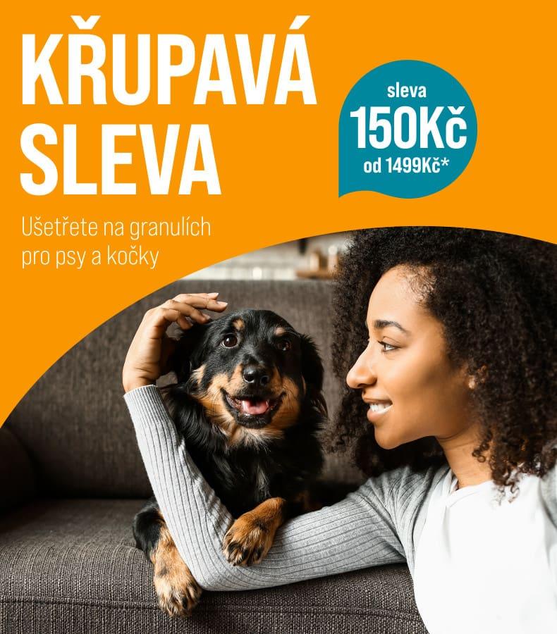 Sleva 150 Kč na granule a pamlsky Na obrázku sedí osoba na pohovce a jemně hladí malého černo‑hnědého psa po hlavě. Pes působí klidně a spokojeně. Pozadí je světlé a domácí, s teplým a útulným dojmem.