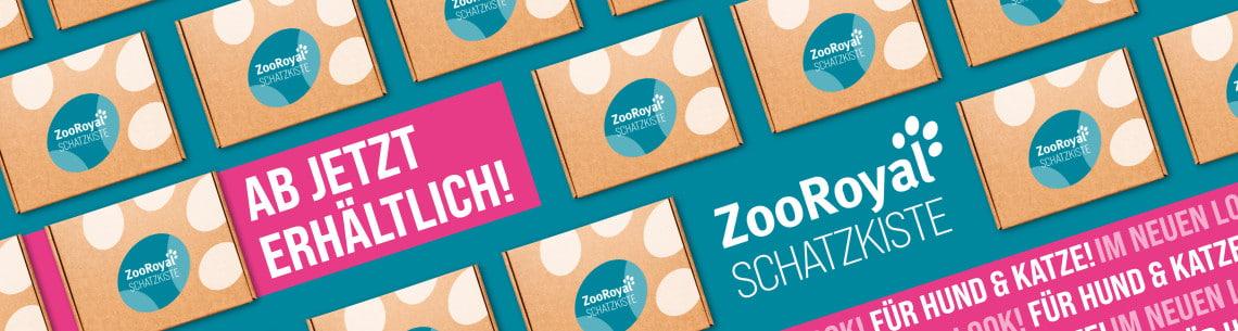 ZooRoyal Sommer Schatzkiste HuK Verkauf "Jetzt erhältlich" Aktionsbanner für ZooRoyal Sommer Schatzkiste Verkauf. Mittig pinker Kasten mit Schriftzug „AB JETZT ERHÄLTLICH!“; links großes Logo „ZooRoyal Schatzkiste“; Hintergrund mit regelmäßig angeordneten Schatzkisten-Kartons mit ZooRoyal Logo; unten Hinweis „für Hund & Katze im neuen Look“; Hinweis: Aktion ab sofort verfügbar.