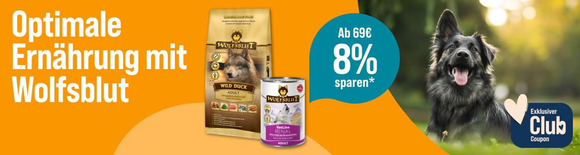 Spare 8% ab 69€ auf Wolfsblut Hundefutter Aktionsbanner für Hundefutter von Wolfsblut. Hund liegt auf einer Wiese, daneben Verpackungen von Trocken‑ und Nassfutter.